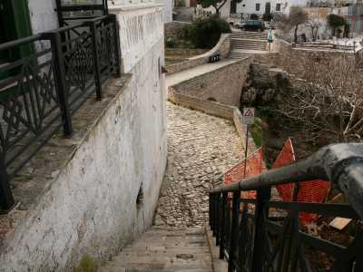 A questo �mondo� si pu� accedere attraverso una ripida scalinata che parte dal ponte. Ed � proprio quello che abbiamo fatto noi in un pomeriggio di marzo 